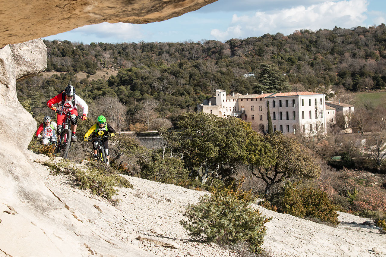 Traversée du Luberon en vélos électriques. Provence Premium Cycling Adventure.